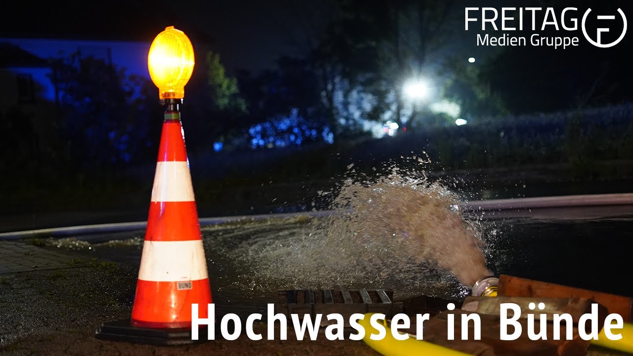 (BÜNDE) - Hochwasser und überflutete Straßen
