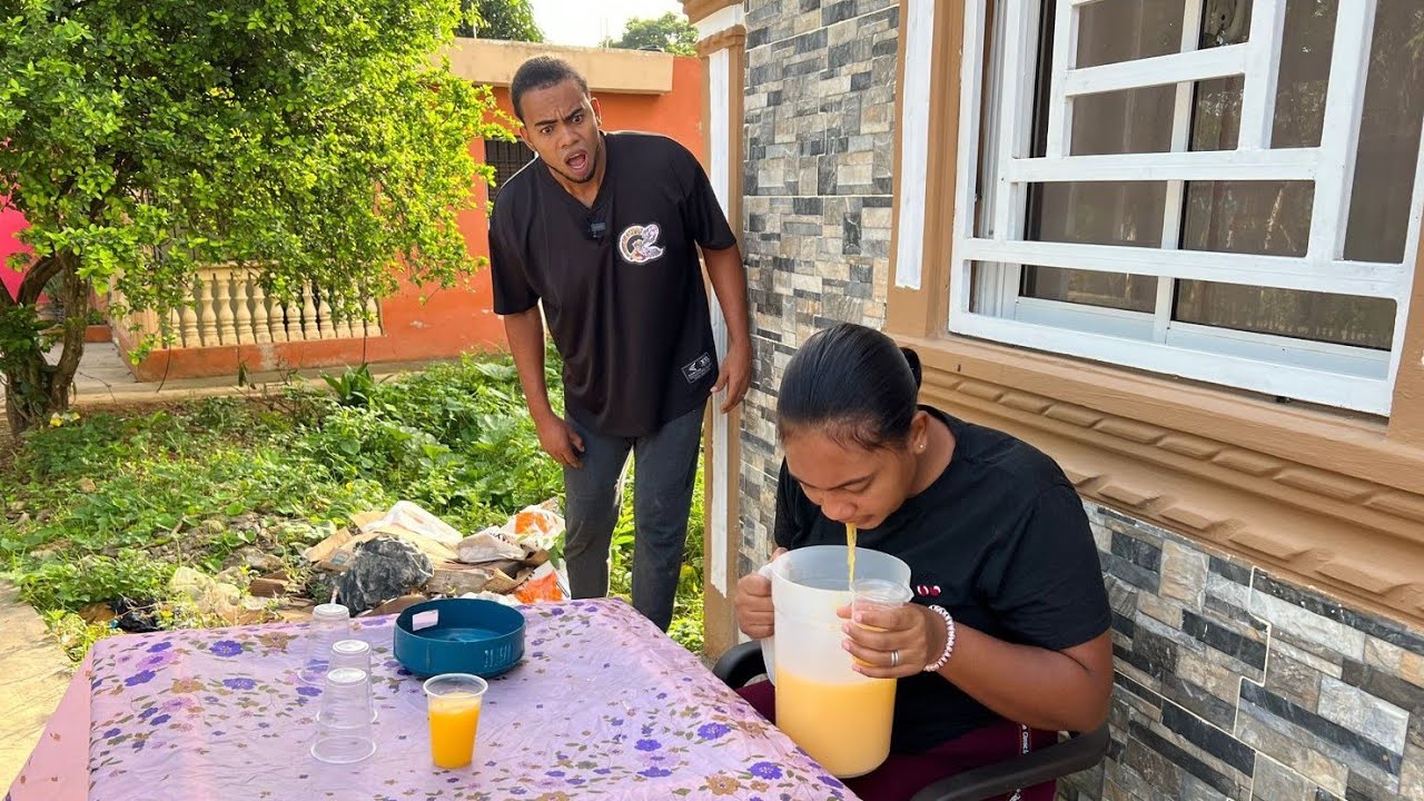 Mujer escupía los jugos para venderlo// El Haitiano Compale