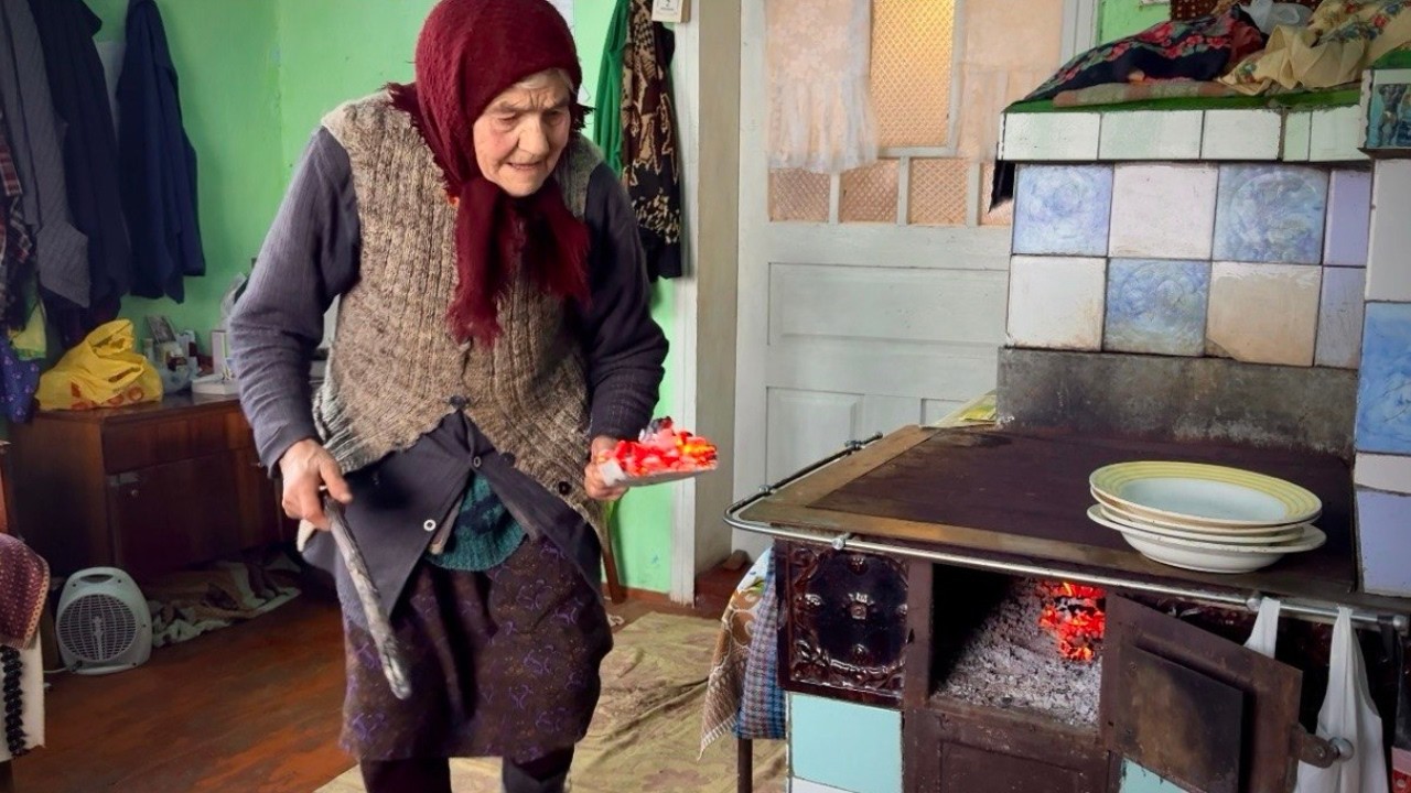 The Hard Life of an 85-Year-Old Woman in a Remote Mountain Village(Compilation)