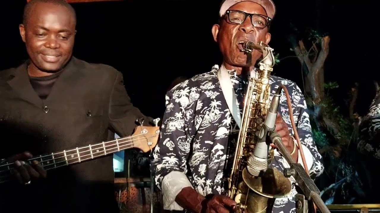 LIVE :Mlimani Park Orchestra-"Matatizo ya Ukewenza". Saxophonist Shaaban Lendi akionyesha ufundi