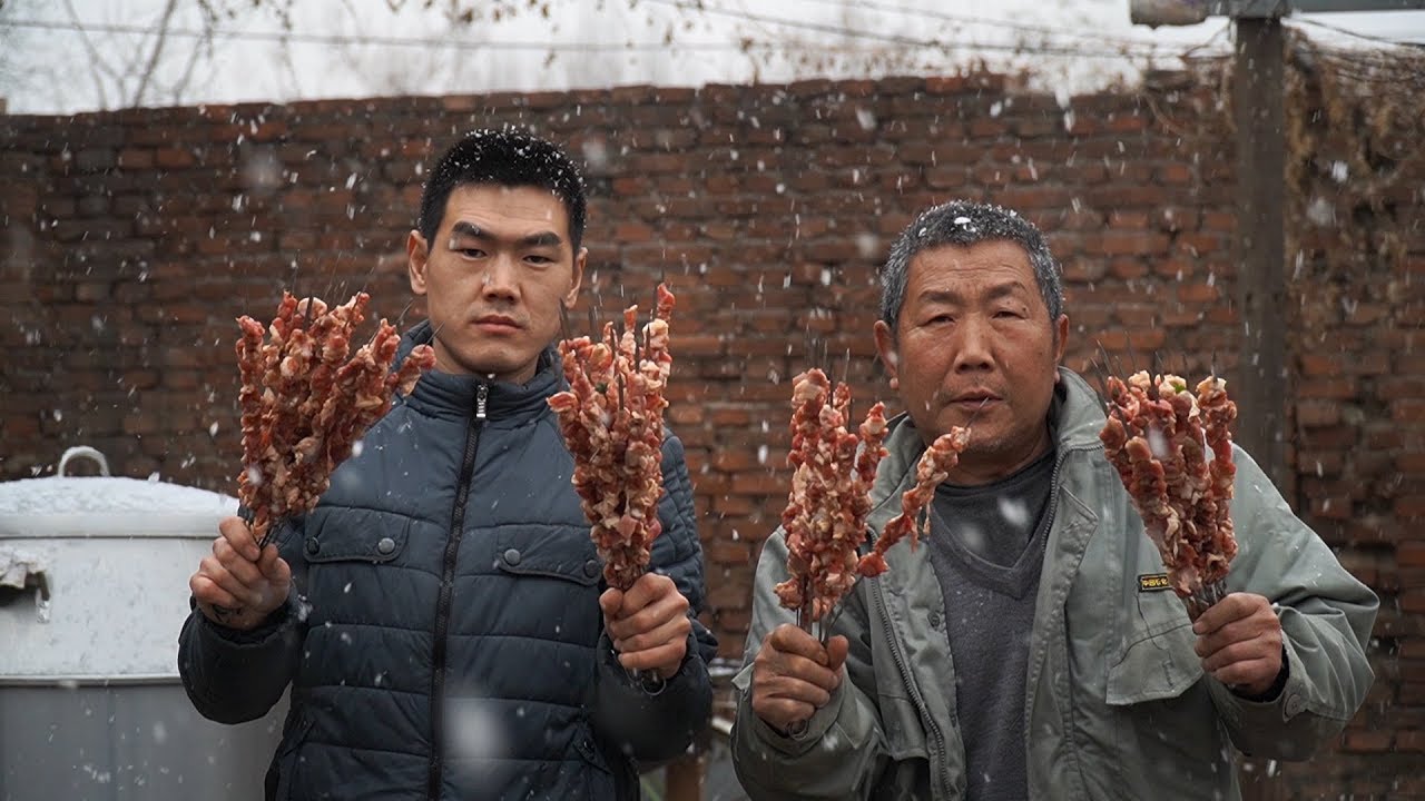 【食味阿远】阿远第一次用吊炉烤羊肉串，大雪天吃羊肉很过瘾，仨朋友吃爽了 | Shi Wei A Yuan