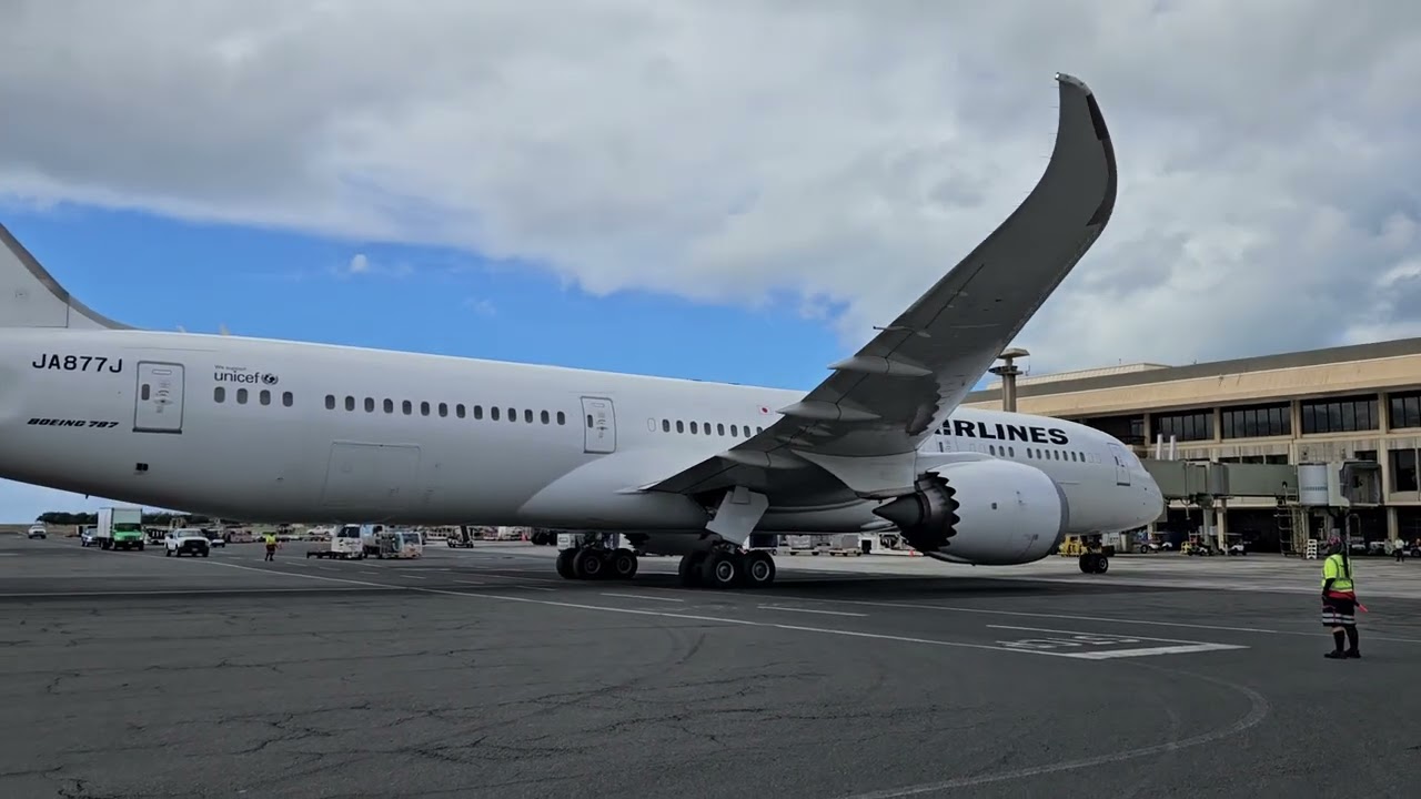Japan Airlines taxiing in at #hnlairport #japanairlines #airplane #boeing787 #ramplife #hawaii #jal
