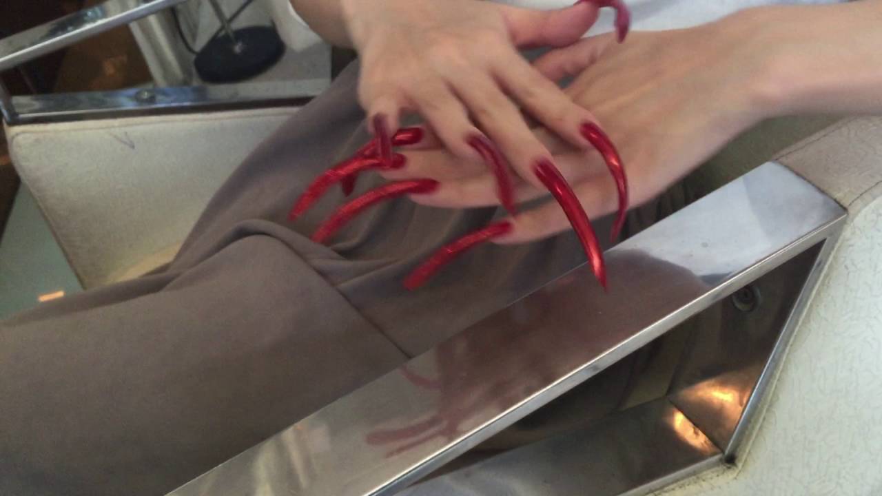 A new video by our model Mood Zhang with her red very long nails (video 2)