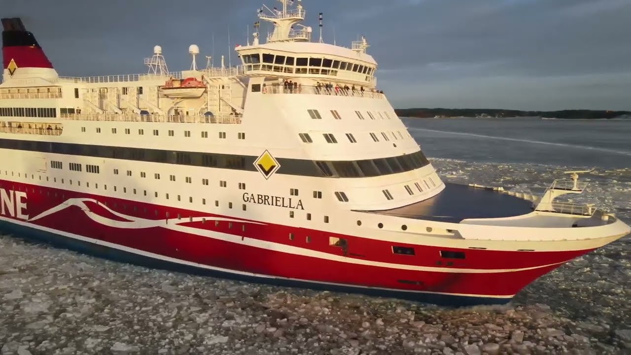 M/S Gabriella passing Suomenlinna
