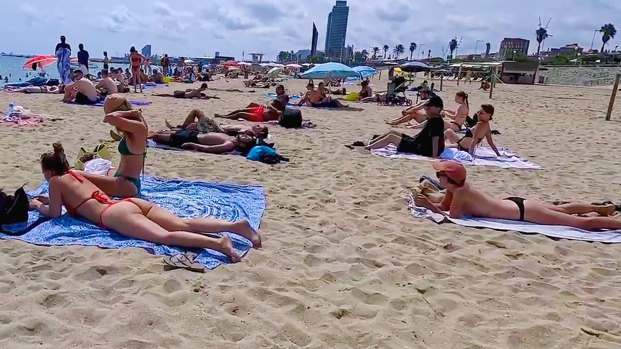 🏖A RELAXING DAY ON THE BEACH in Barcelona🇪🇸.Last days of summer 2025. Mediterranean atmosphere in 4K