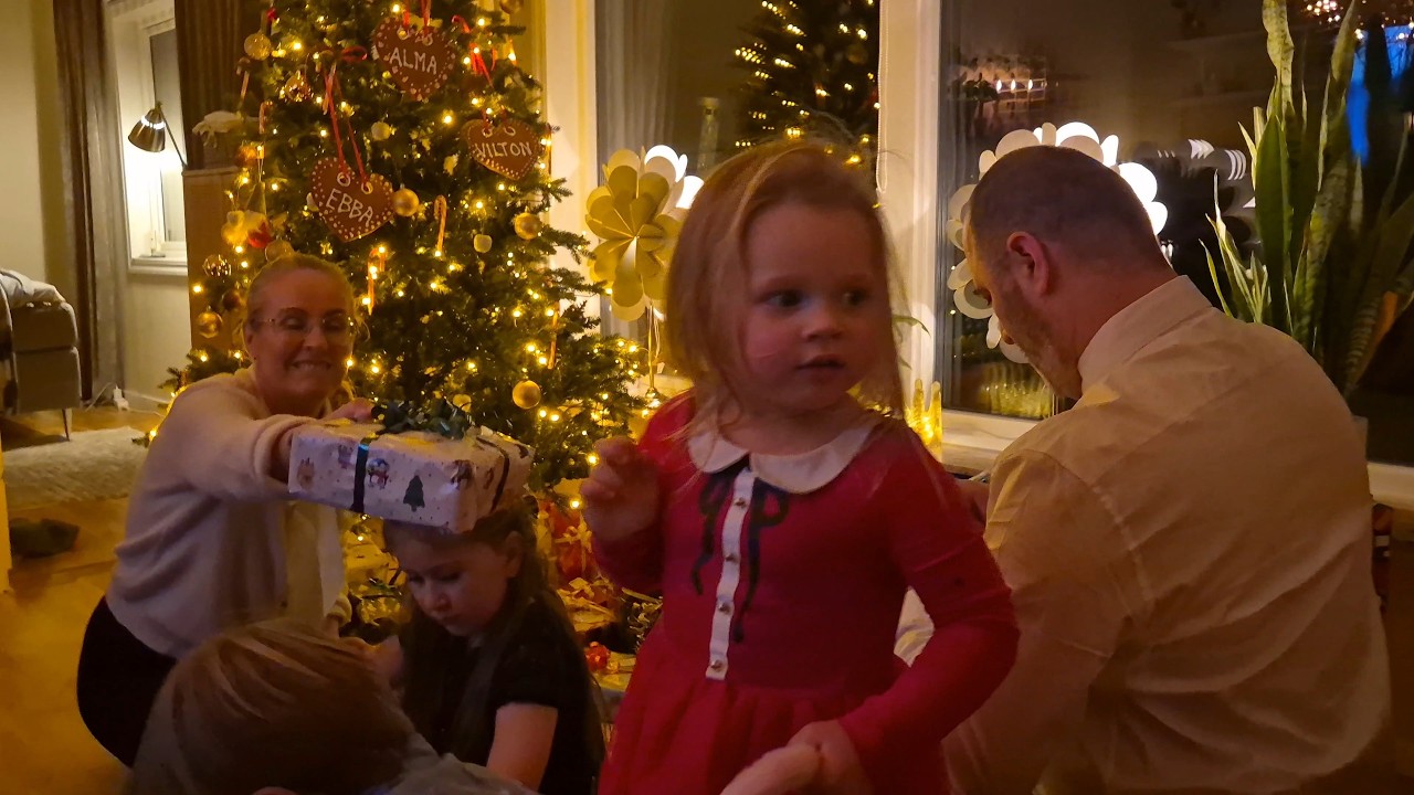 Barnen öppnar sina Julklappar
