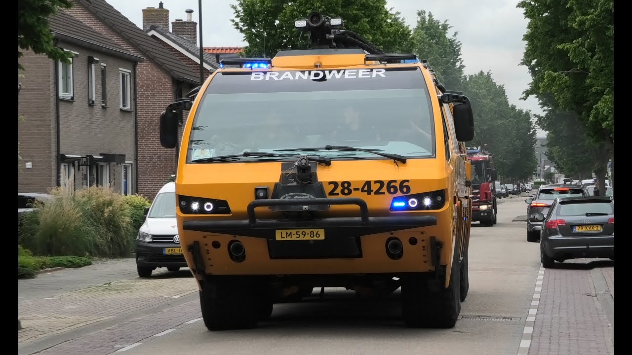 Crashtender 28-4266 Luchtmacht brandweer Gilze Rijen met spoed vanaf open dag in Raamsdonksveer