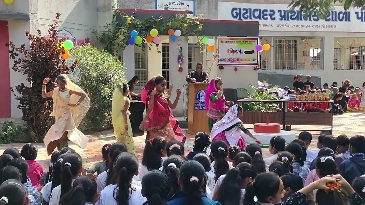 ધોરણ ૪ ની વિદ્યાર્થીનીઓ