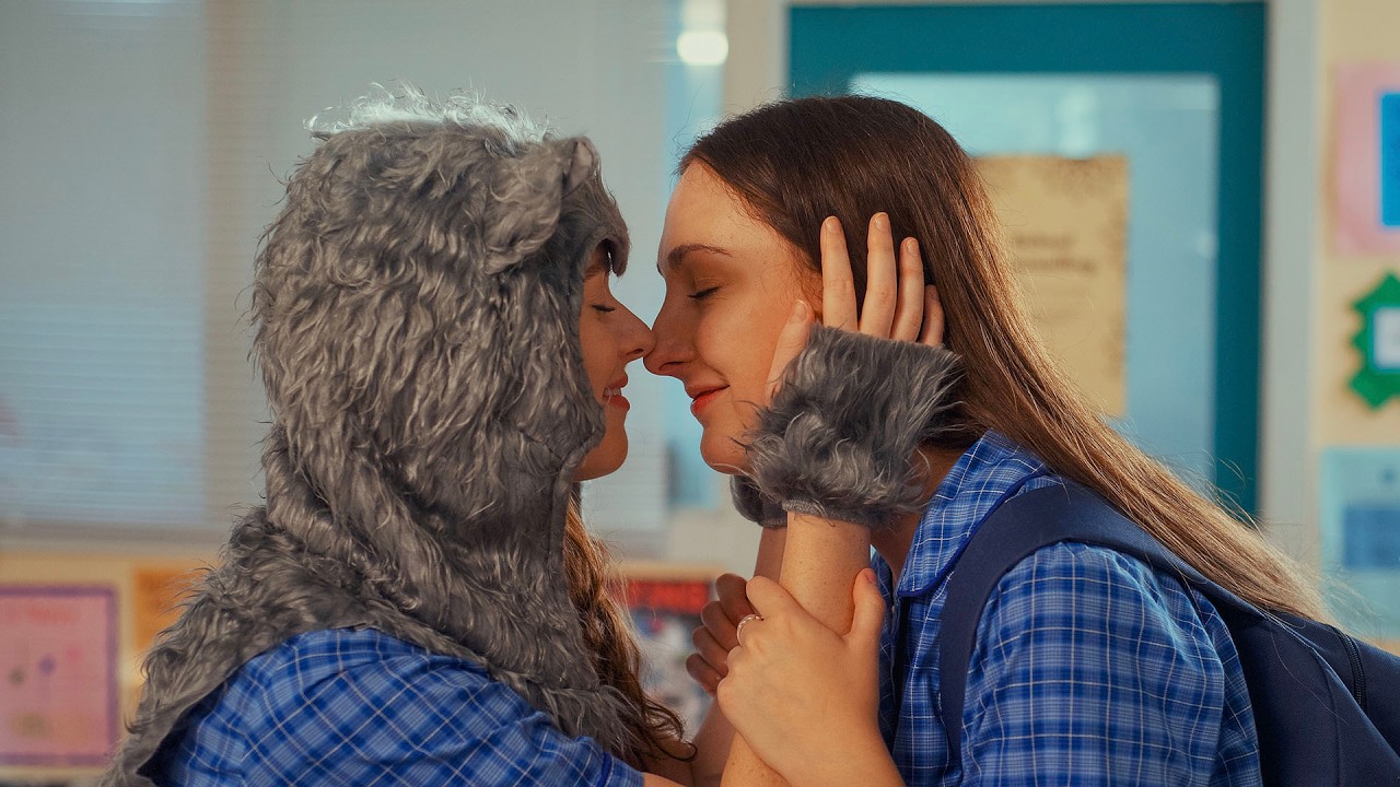 A Werewolf Love-Story? (WLW, GL, Romance) FLUNK S7 E04