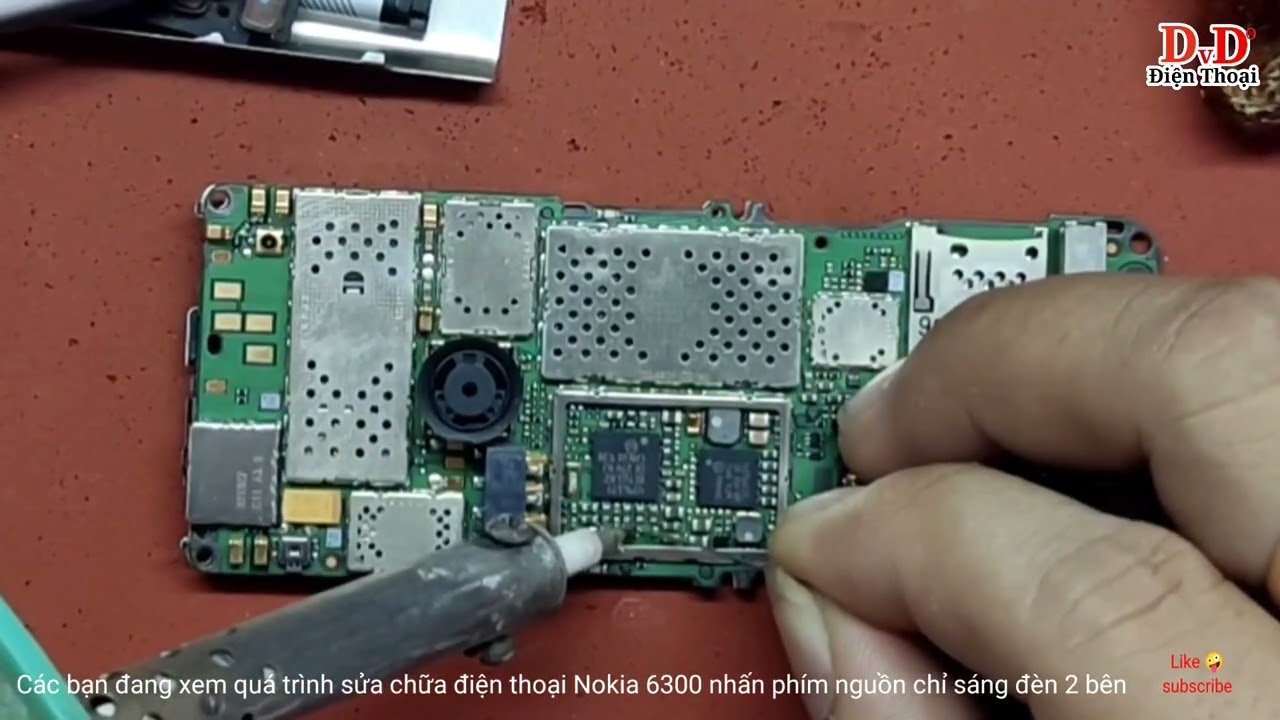 Nokia 6300 mở nguồn chỉ sáng 2 đèn bên hông, 6300 sáng đèn 2 bên, 6300 mất nguồn sáng đèn bên cạnh
