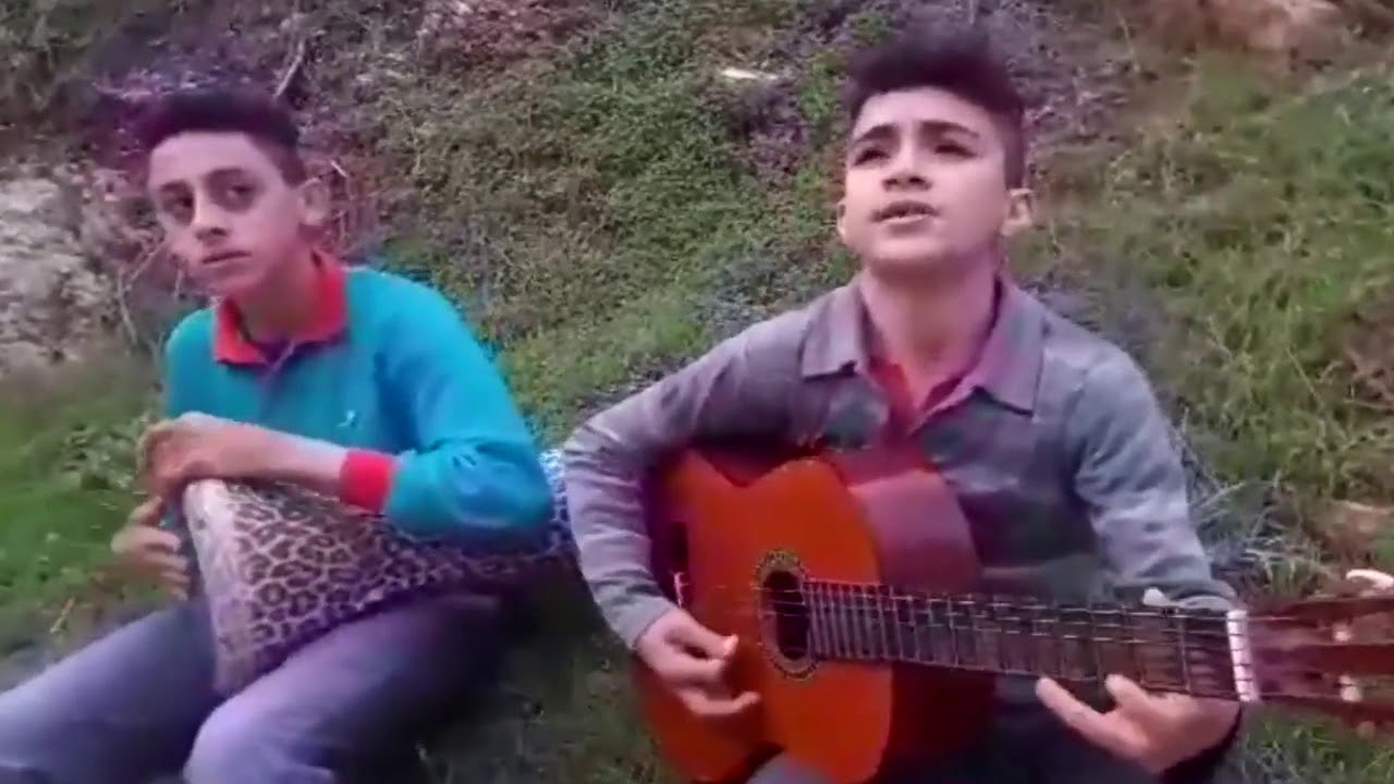 Aya Ɛessas n tala de Sliman Azem chantée par deux jeunes garçons