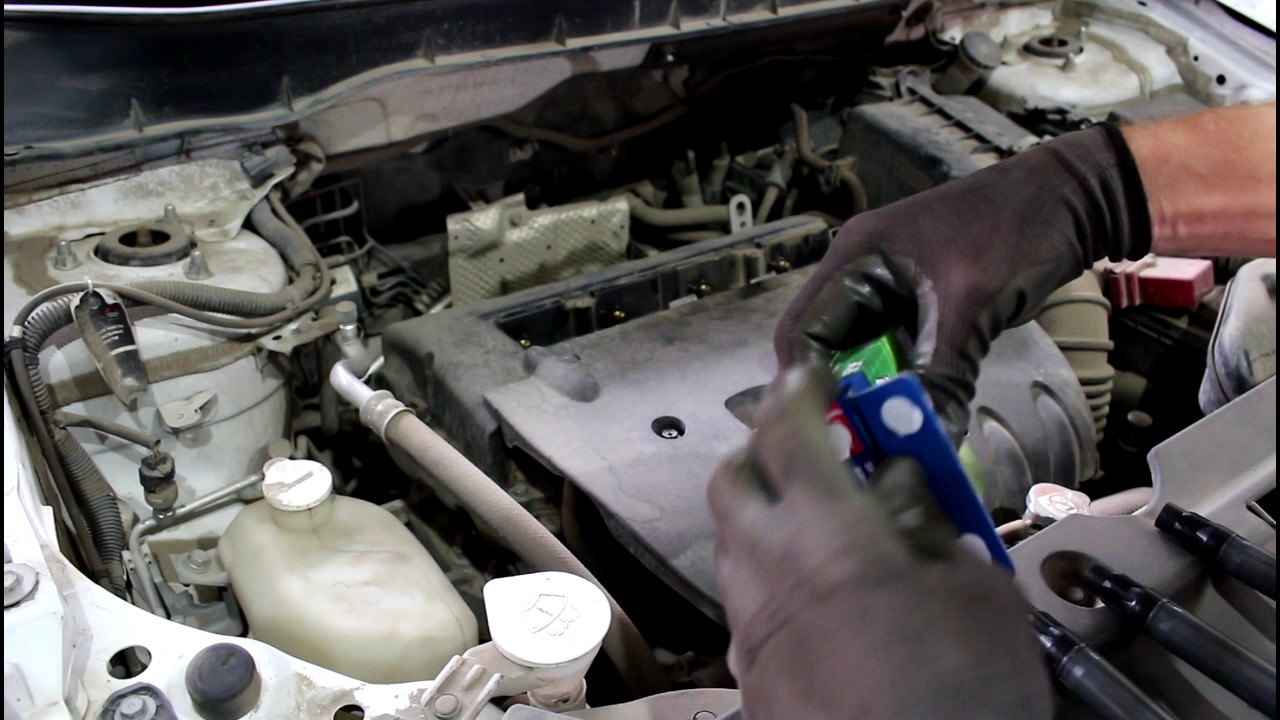 Mitsubishi ASX  Мицубиси АСХ 1,8 2013 года Замена свечей зажигания