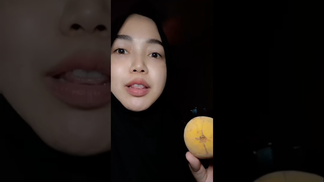 makan buah ketapi/kecapi 