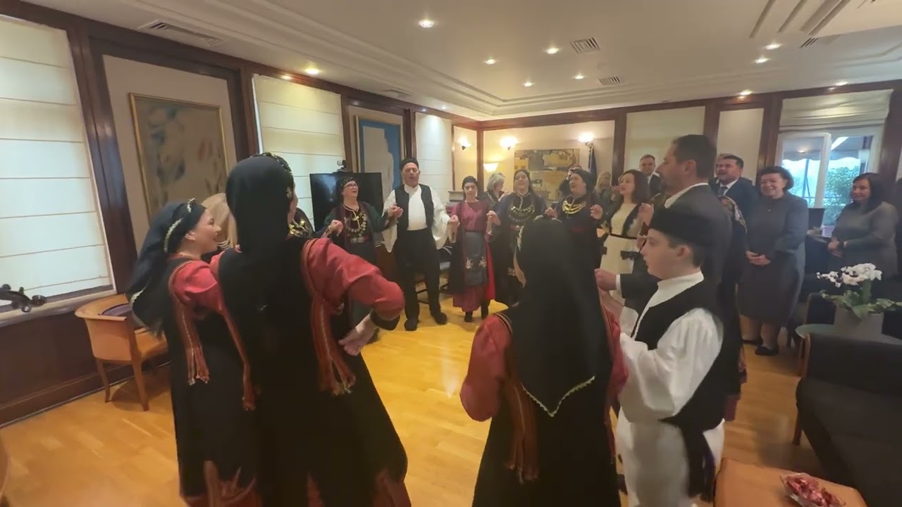 Ηπειρώτικοι χοροί στην Υπουργό Πολιτισμού Λίνα Μενδώνη από τον Σύλλογο Ηπειρωτών Άνω Λιοσίων 