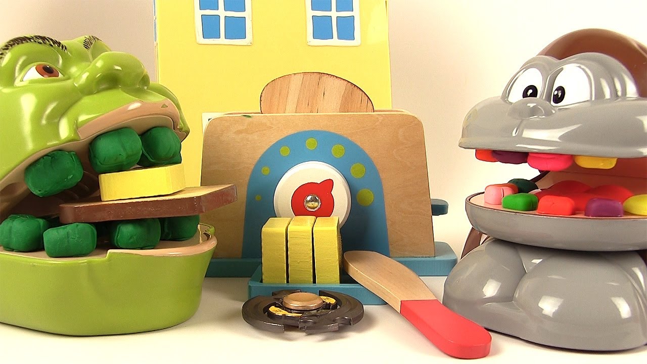 Shrek et le Singe Mangent des Tartines et Jouent aux Hand Spinners