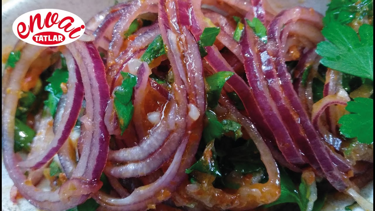 Özel bir sosu ile mor soğan salatası