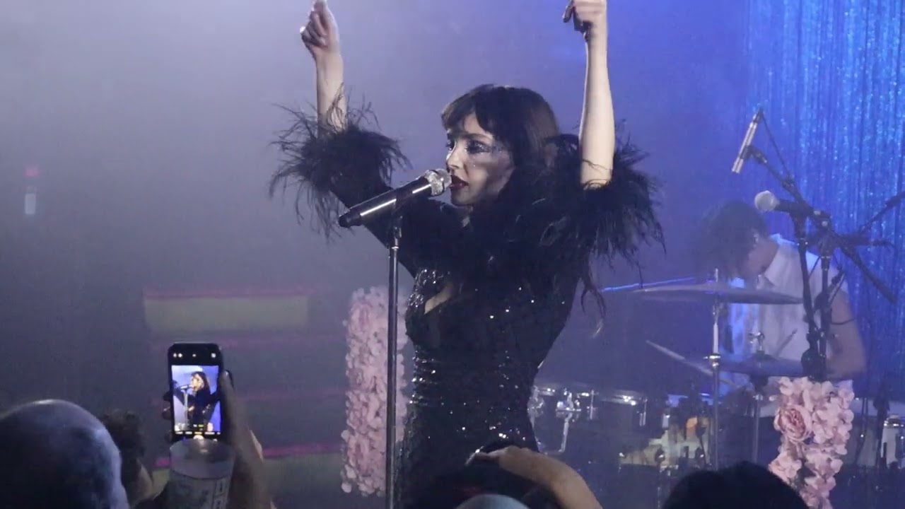 Lauren Mayberry - Bird - Live La Maroquinerie in Paris - 15/10/2023