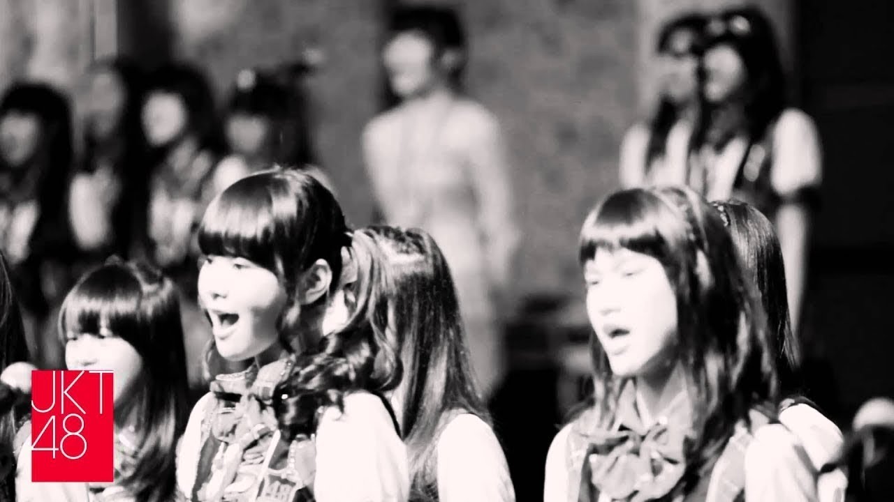 JKT48 "Sakura no Shiori" at Devi Kinal Putri's school graduation.
