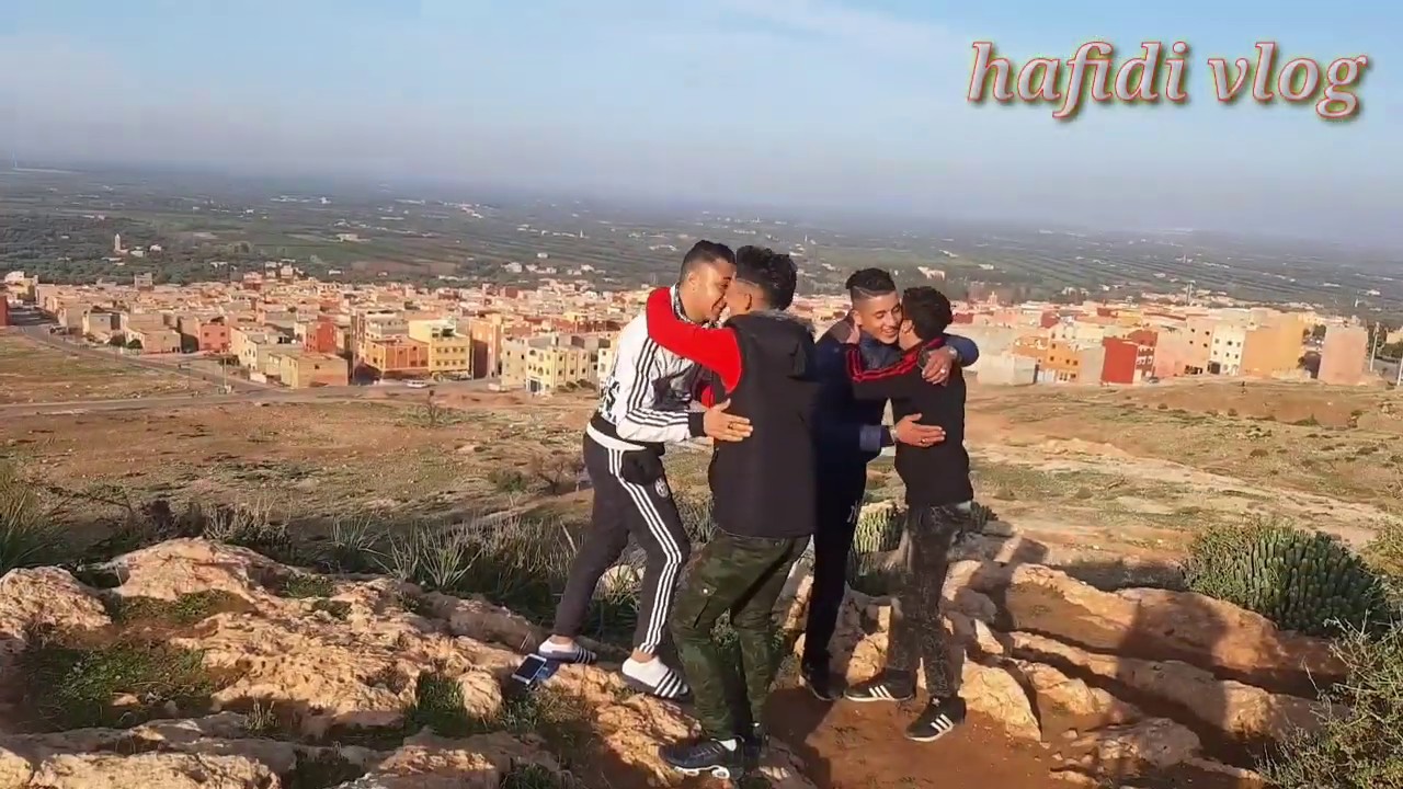 فلم قصير:  مغربي ينقد جزائري من التشرد في المغر ب .الجزء الاول