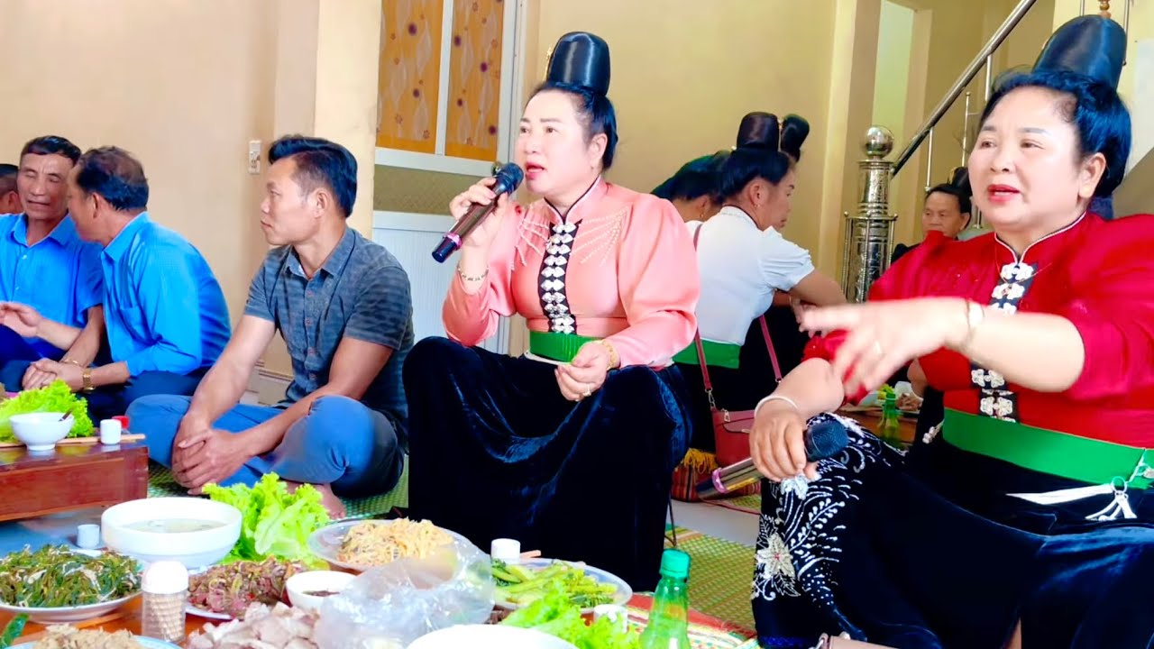 Lò Liên Lên ăn mừng Tết cùng gia đình cô định thấy hiền Lài quá hát chào đón mọi người đến thăm 
