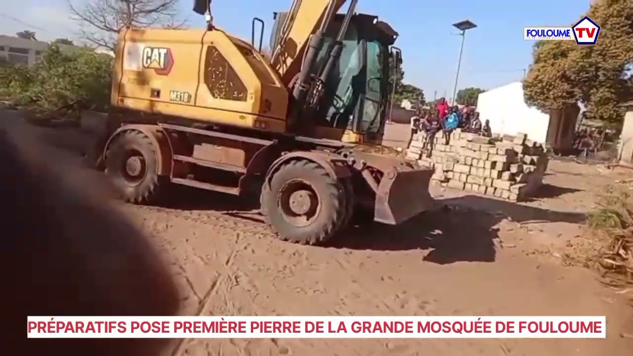 PRÉPARATIFS POUR LA CÉRÉMONIE DE POSE DE PREMIÈRE PIERRE DE LA GRANDE MOSQUÉE DE FOULOUME 