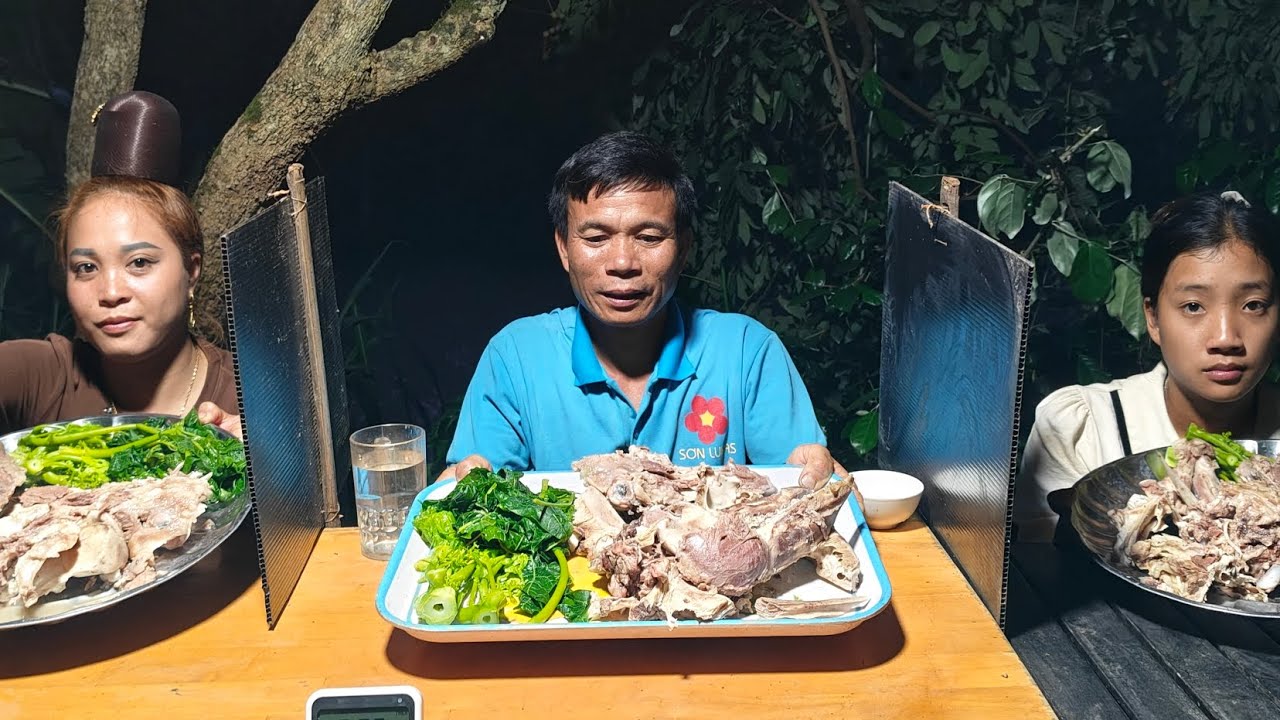 Độc lạ Với Cuộc Thi Ăn Mỗi Người Một Mâm Đầu Heo Kèm Ngọn Đu Đủ Ở Tây Bắc