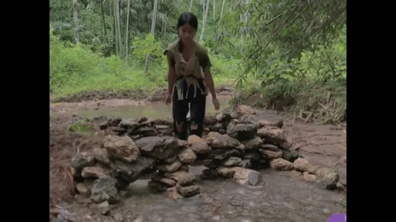 #LifeInTheForest #FishingNaturally #OrphanGirl #ForestSurvival #WildLife #SurvivalSkills #SimpleLife
