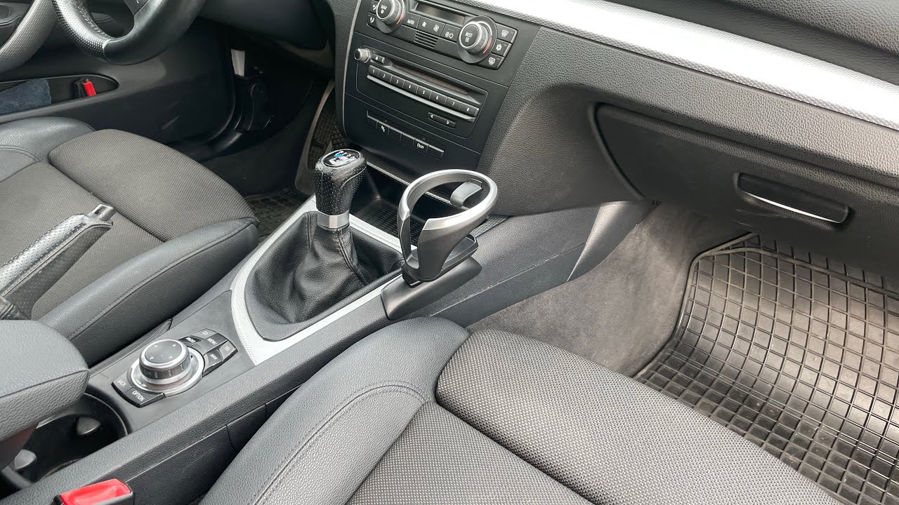 BMW E81 E82 E87 118d Demontaż tunelu środkowego. Montaż cupholder.