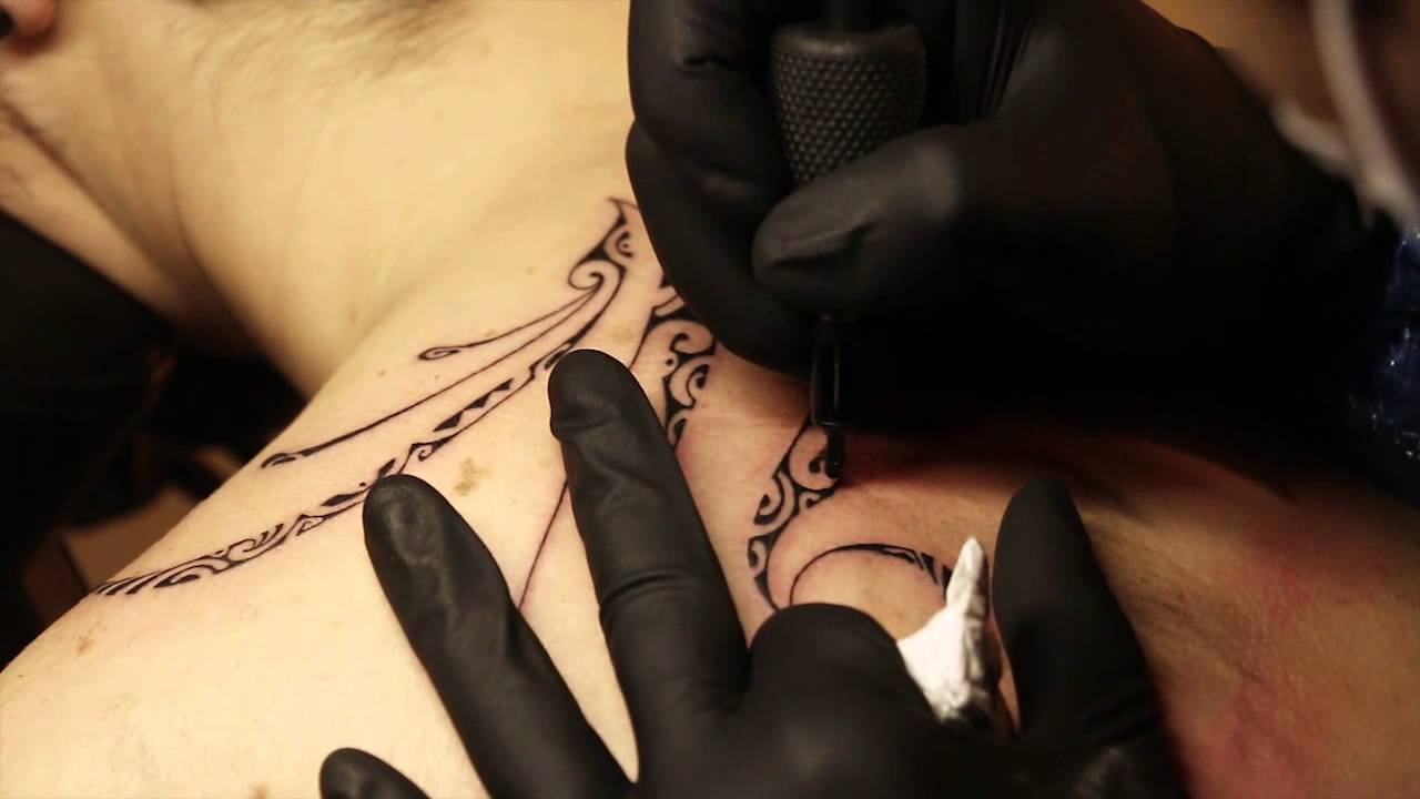 Reportage chez Mana Maori spécialiste du tatouage polynésien à Moissy-Cramayel (77) et à Nancy(54)