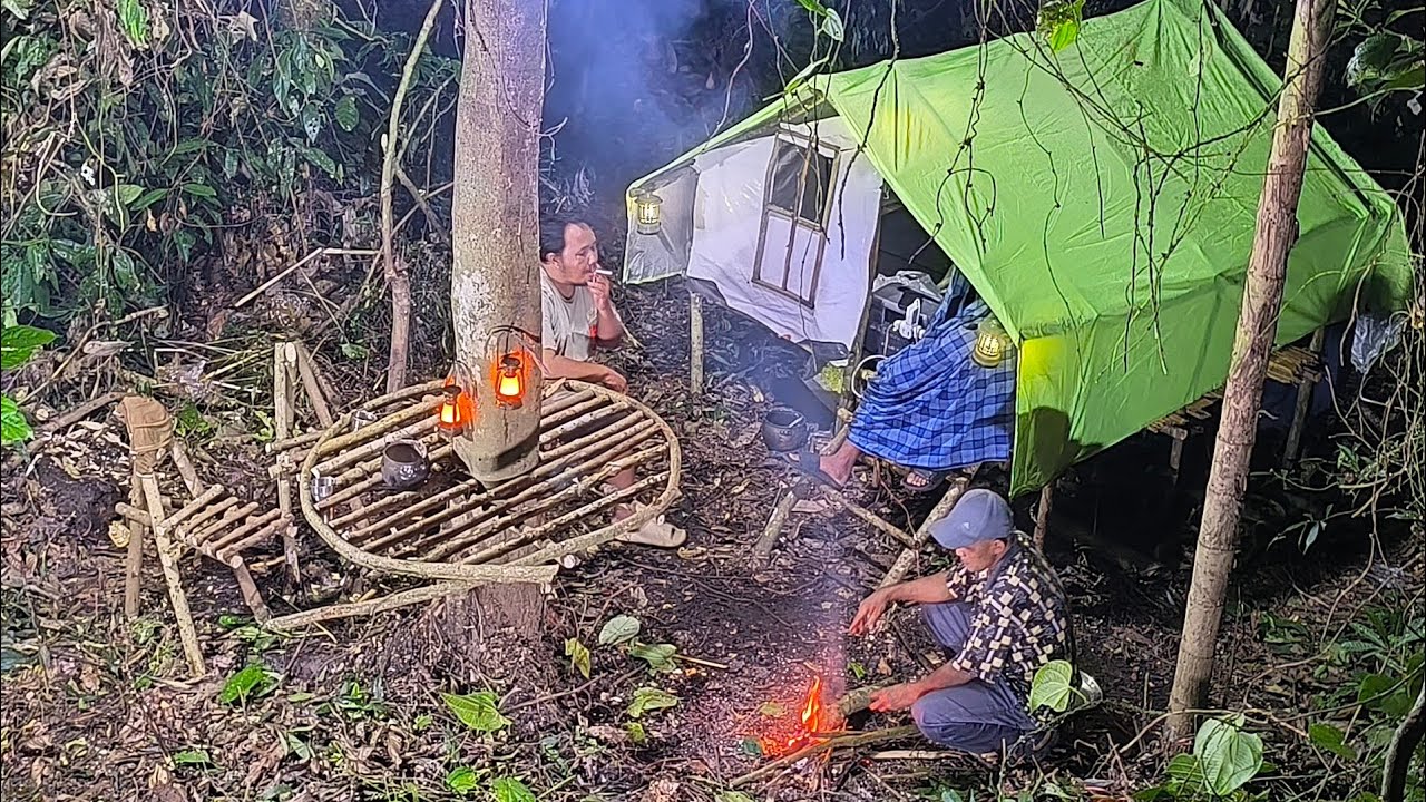 Camping hujan deras pindah pondok membuat meja mengelilingi pohon dan bertualang dan menjaring ikan