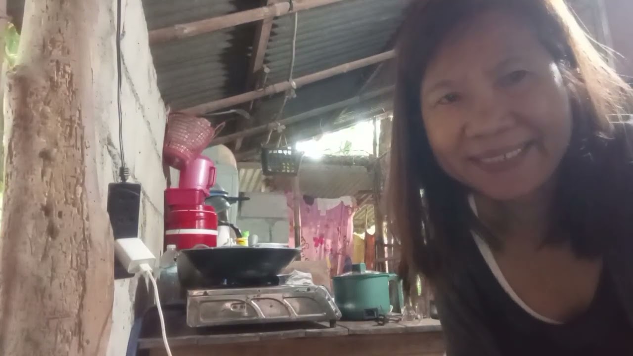 Maagang mag luto  at habang nililinis ko kuku ng client ko kinakantahan ako ng church song 