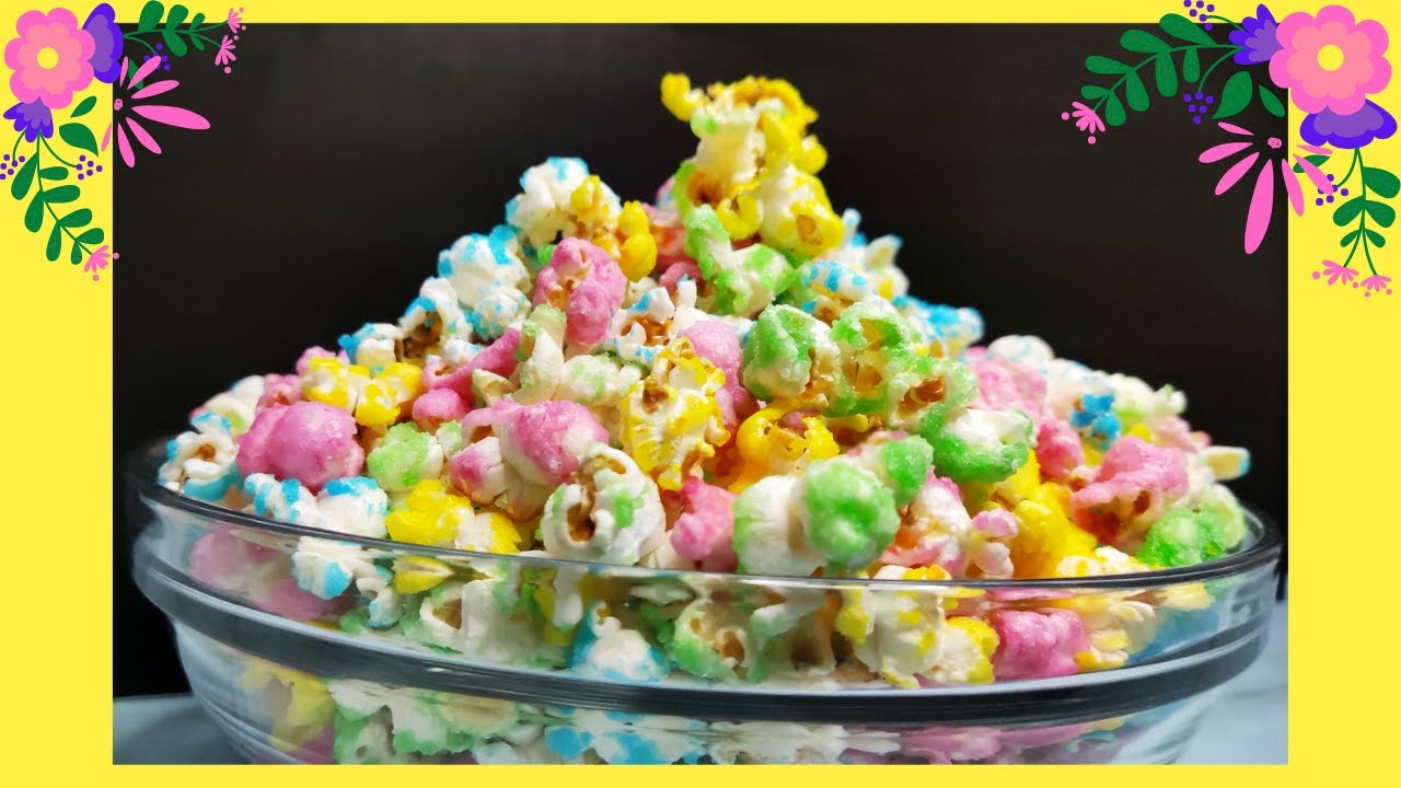 Palomitas de maíz dulces y de colores en casa