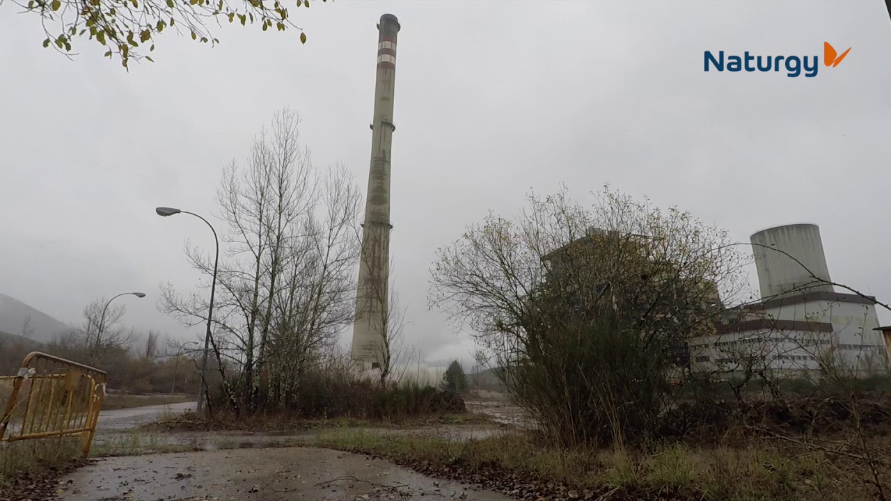 Espectacular demolición de la gran chimenea de 150 m de altura de la central térmica de Anllares