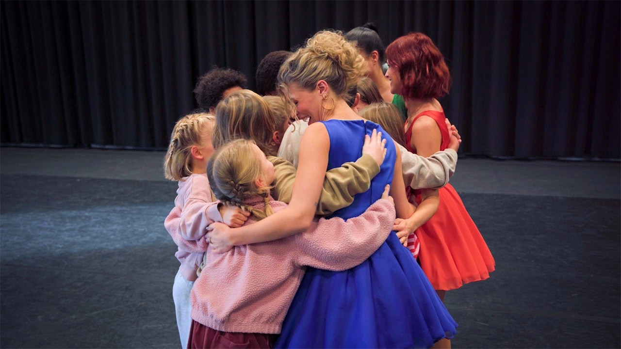 Tranen van geluk! K3 valt binnen tijdens auditie kindercast Doornroosje, De Musical.