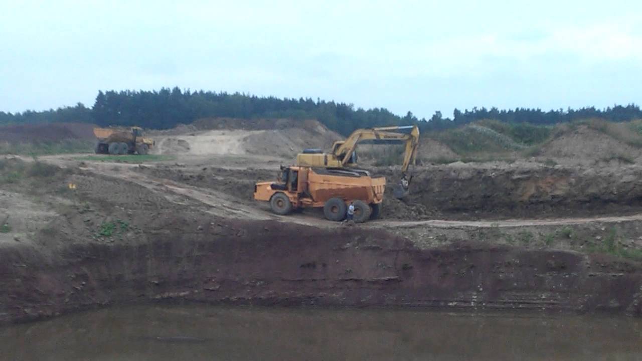 Komatsu w akcji - ładowanie i wywożenie ziemi