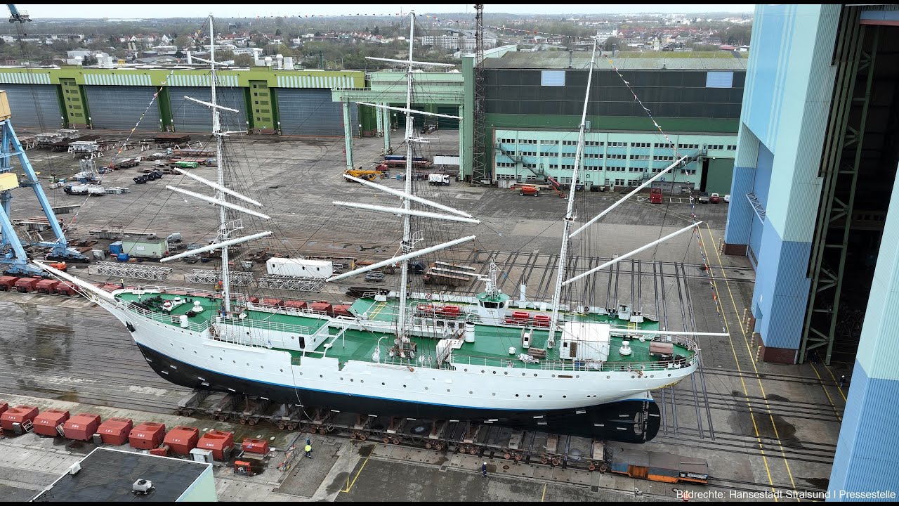 Gorch Fock 1 hat Werfthalle verlassen - erleben Sie die Verholung "live" im Zeitraffer mit