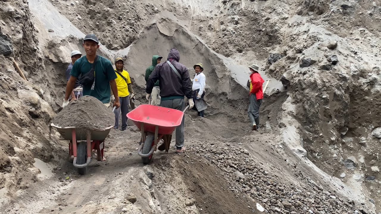 Sand miner loading sand into truck || sand mining activities indonesia