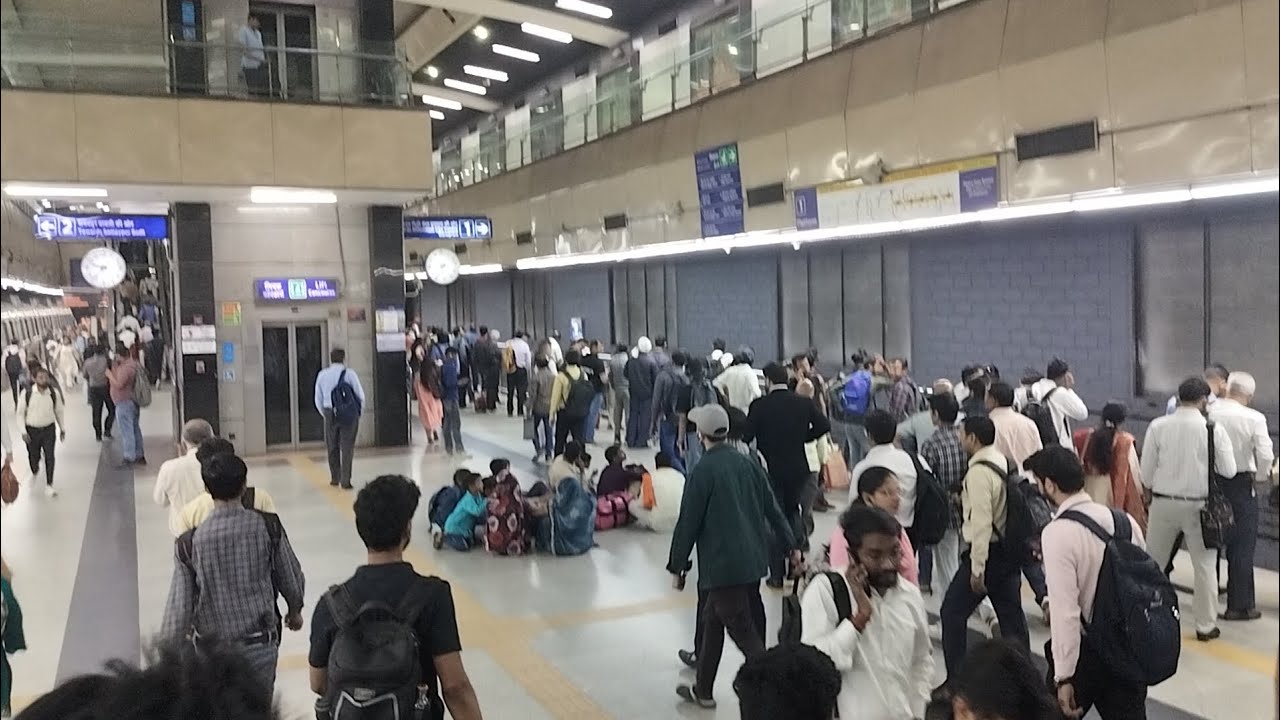 Week start with very much crowd in metro 🚇