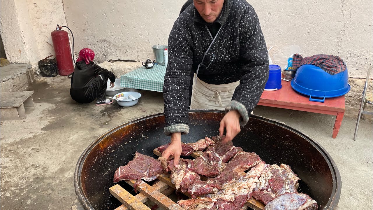 Как готовят Мясо на свадьбу в Кишлаках! Мясо в Казане! Узбекистан!