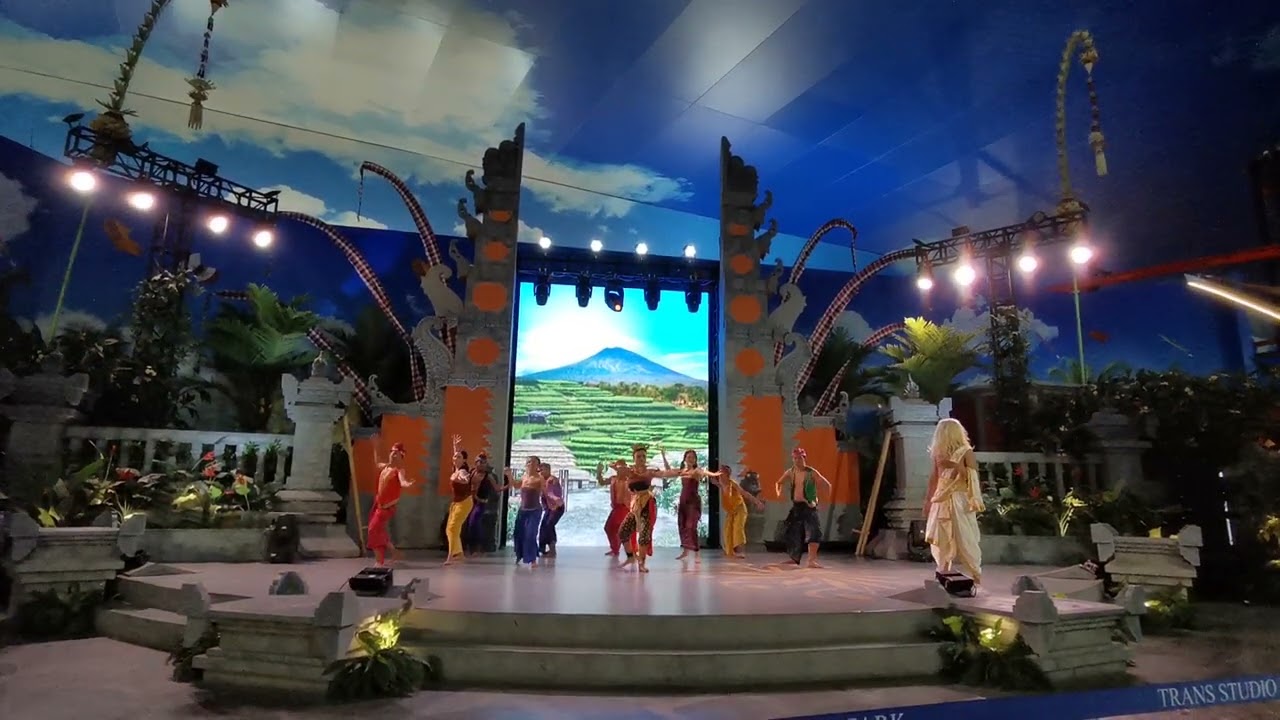 gayatri show @trans studio bali bagus banget keren puol.