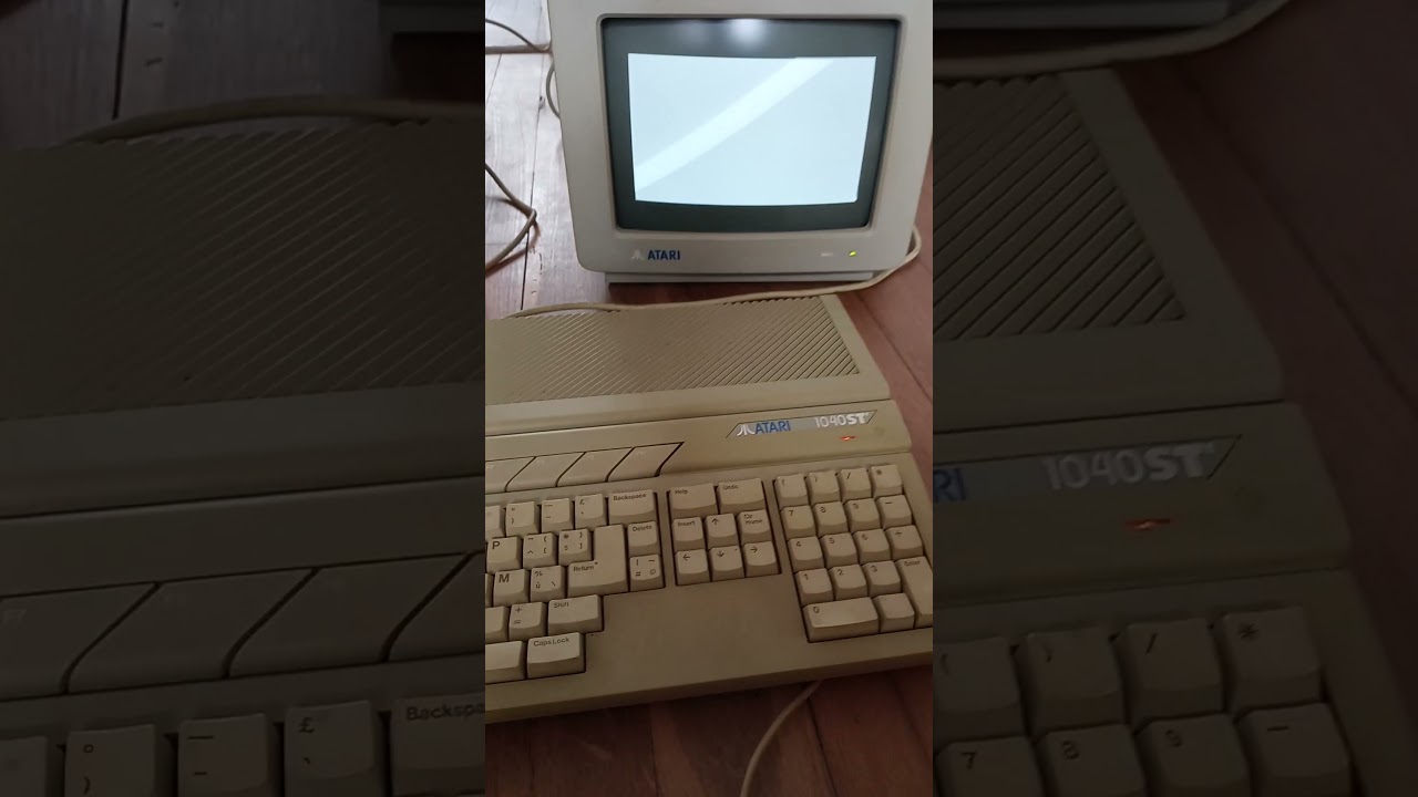 Computer Atari 1040 Ste french startup POV (black and white monitor)