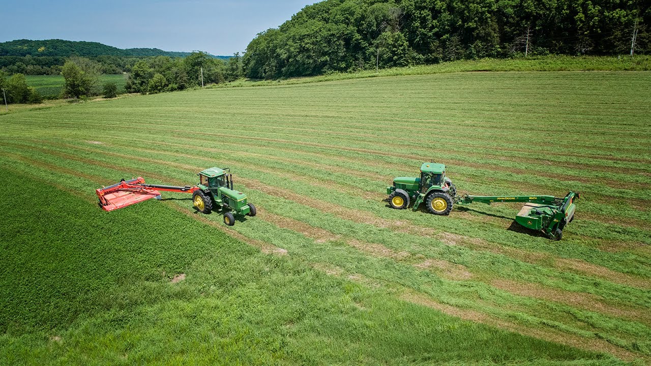Mowing In The Valley - KUHN FC 4060 TCR