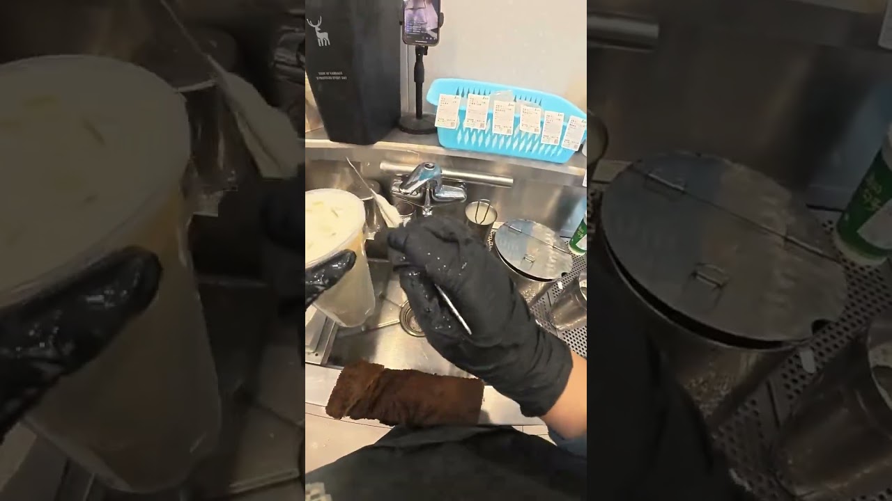 I work part-time at a coffee shop.