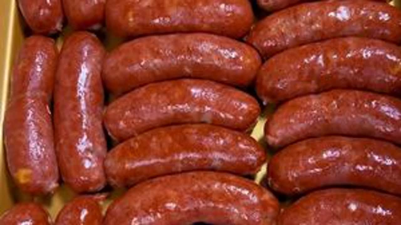 50块钱的猪肉做了40根纯肉脆皮烤肠，自己做得真材实料，肉质Q弹紧实，一口爆汁超好吃！强烈推荐姐妹们做起来哦！#自制烤肠  #灌香肠