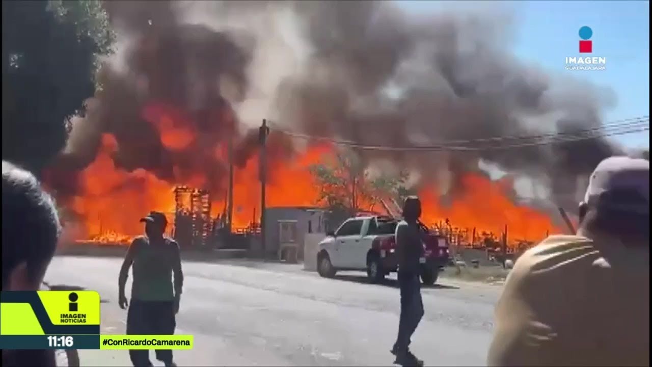 Incendio de gran magnitud en maderería en Nextipac, Zapopan | Noticias GDL con Ricardo Camarena