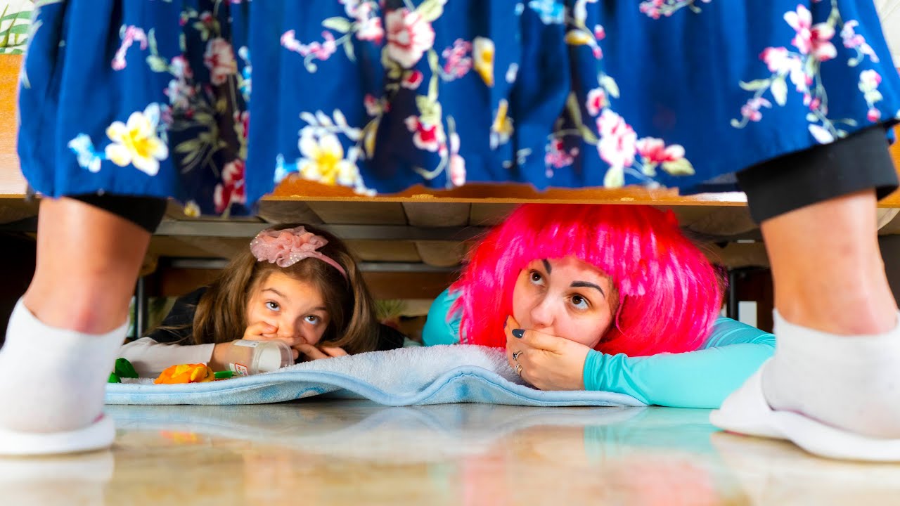 Muca e Ameli nascondono i Trolls dalla nonna 👵