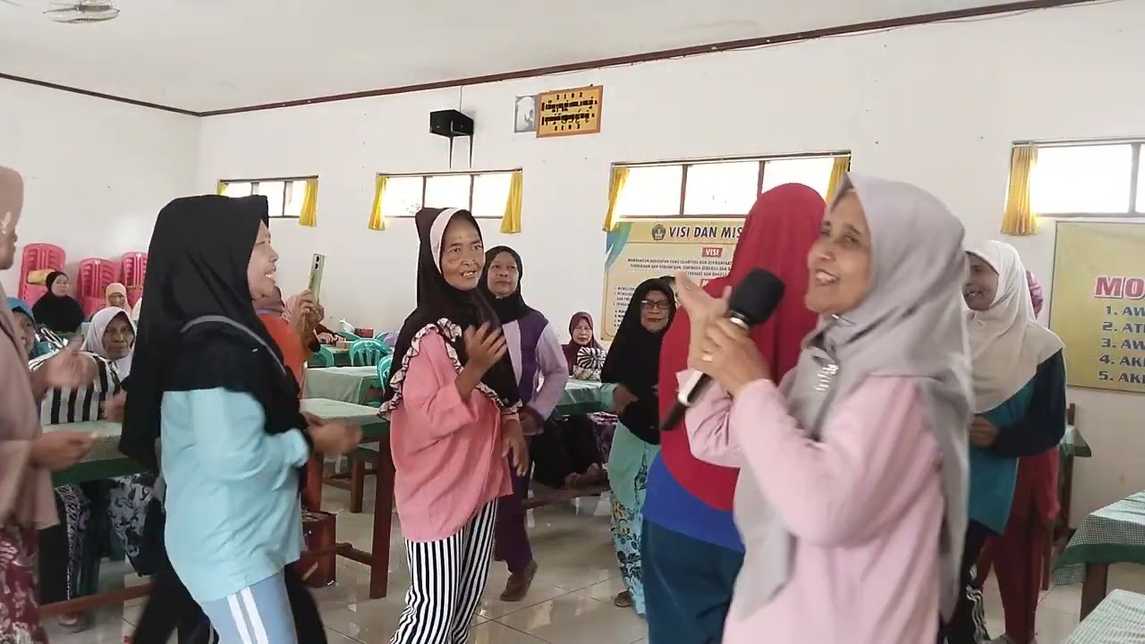 Campursari PRAU LAYAR Cipt.Ki Narto Sabdo bersama lbu² Posyandu Lansia RW II Kel.Sumpiuh Kec.Sumpiuh