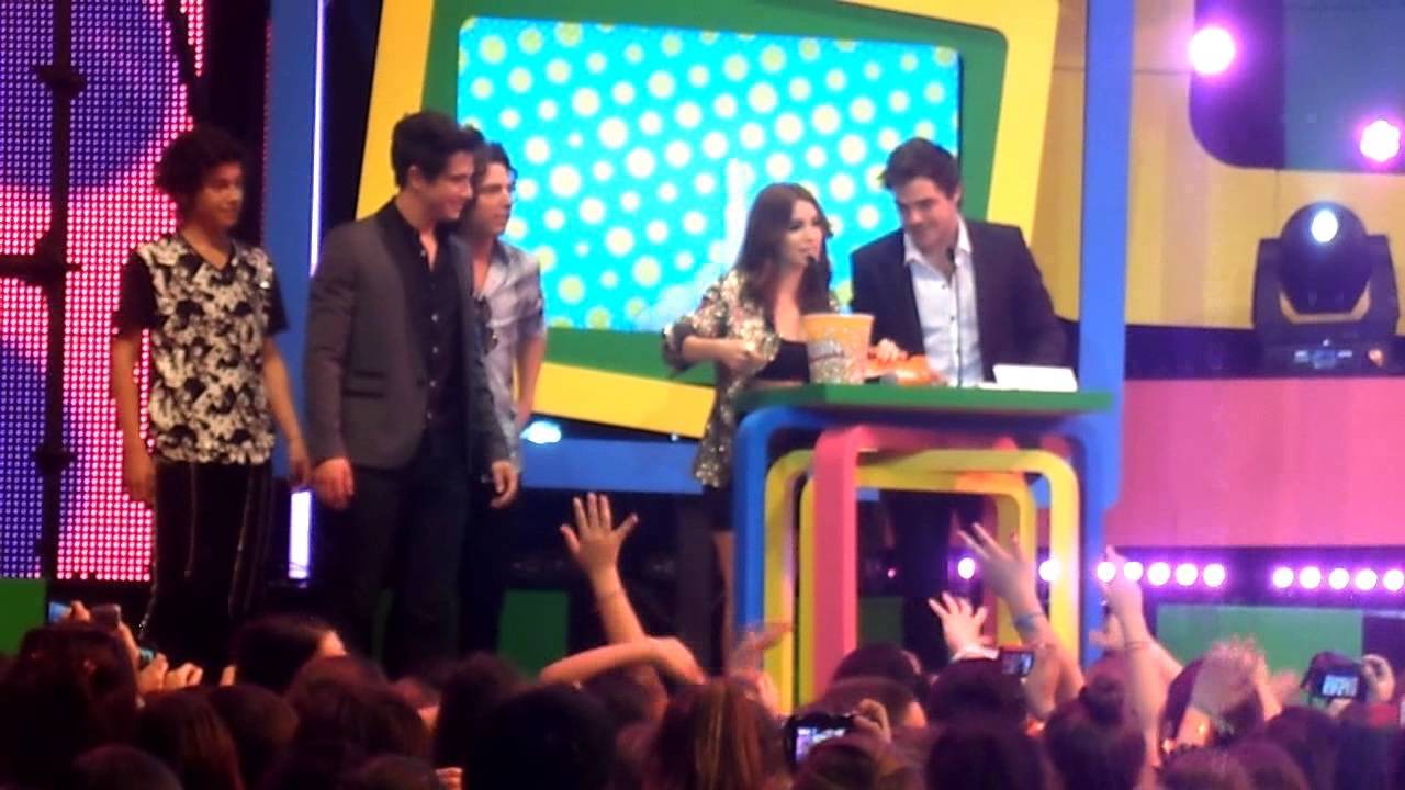 Lali y Peter recibiendo el premio a Mejor Película. Kids' Choice Awards 2013. Viernes 18/10/13 ♥