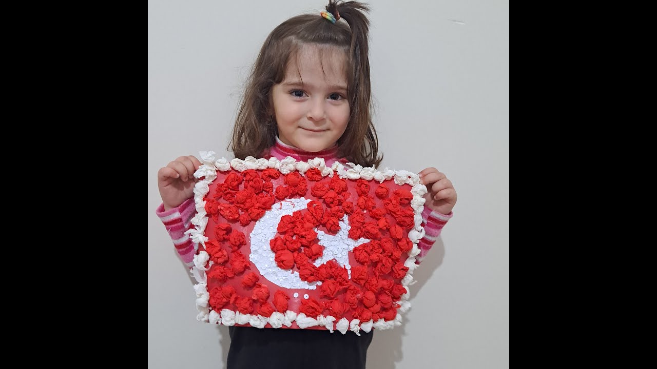 Beyza Türk Bayrak tasarımı yapiyor