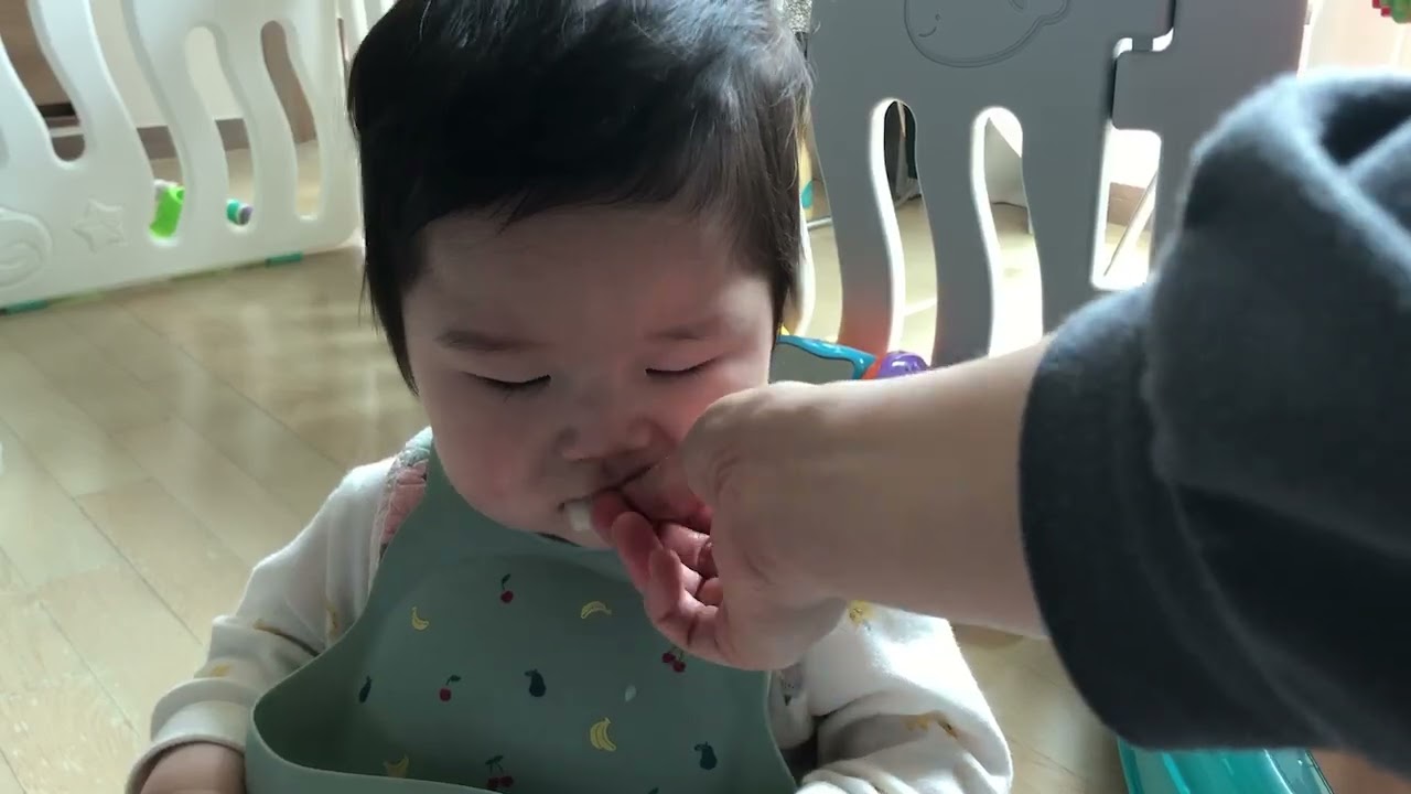 041224 아기 과자 먹방